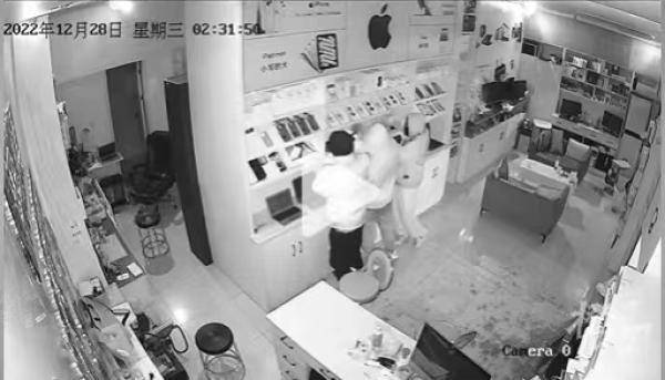 华为监控手机客户端
:杭州一手机店凌晨遭入室盗窃，4名年轻人偷走18只手机模型