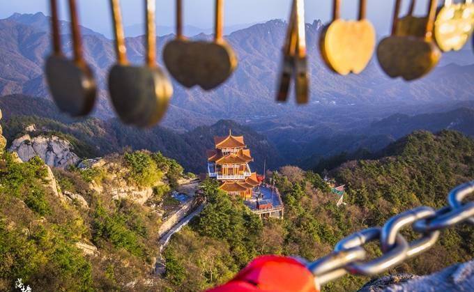 日出月落苹果版
:河南洛阳有中原最高山，是看日出的好地方，很多情侣来这里许愿