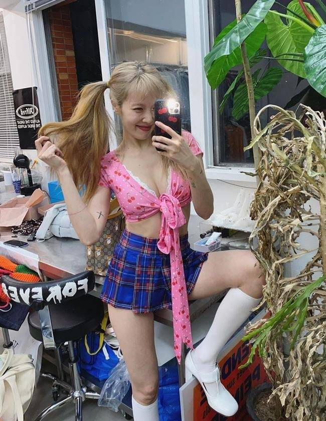 装扮少女闯关版苹果
:韩国有「性感小野马」之称的泫雅，穿搭格纹短裙变身美少女！