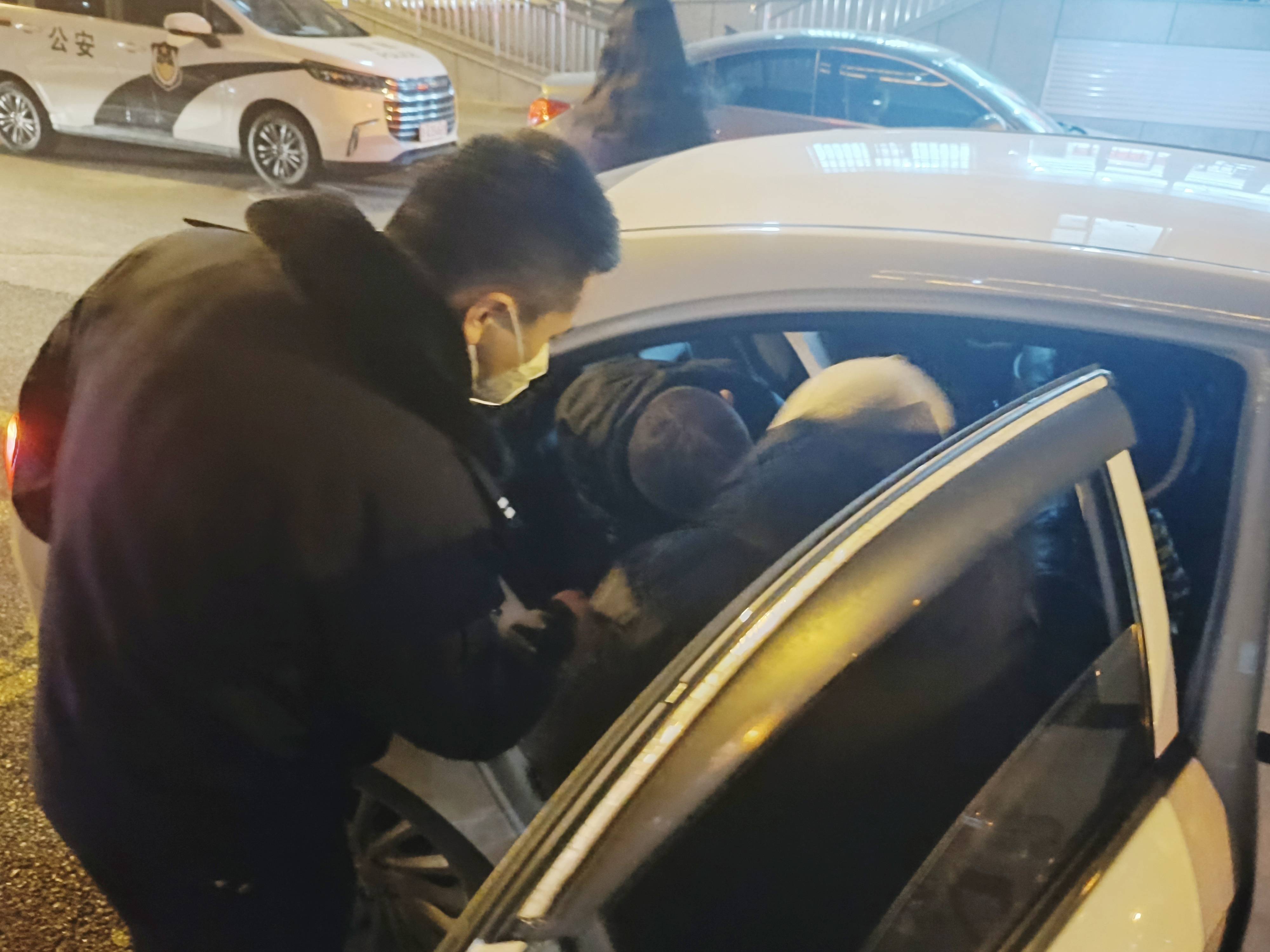 苹果版滴滴怎么打车
:乘客醉酒酣睡车上 司机无奈将车开到派出所求助民警