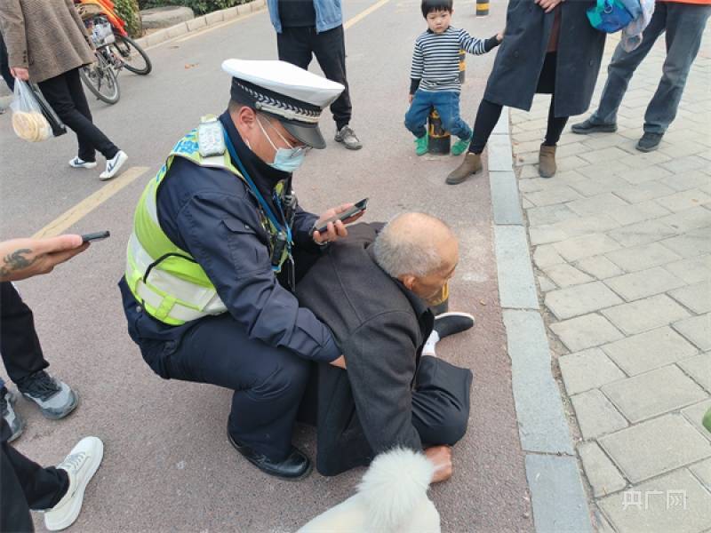 郑州手机:河南郑州：交警单膝跪地扶持晕厥老人