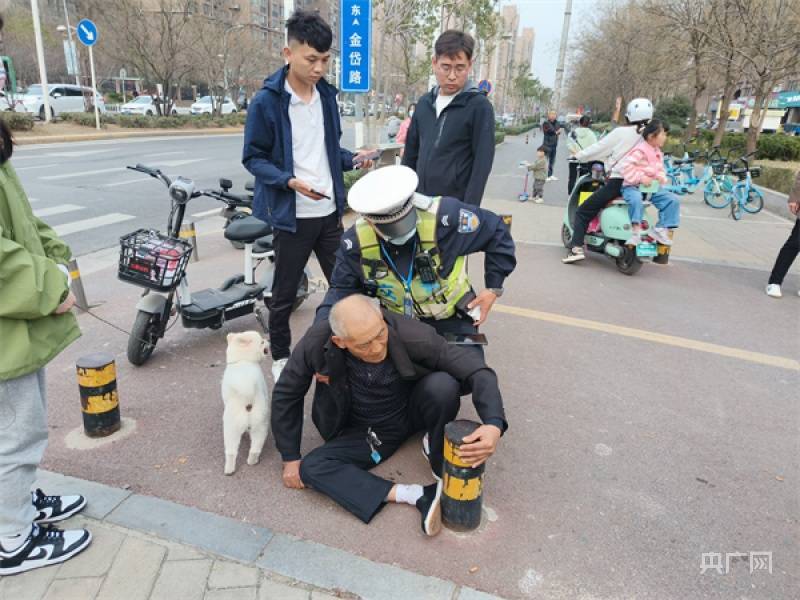郑州手机:河南郑州：交警单膝跪地扶持晕厥老人-第2张图片-太平洋在线下载