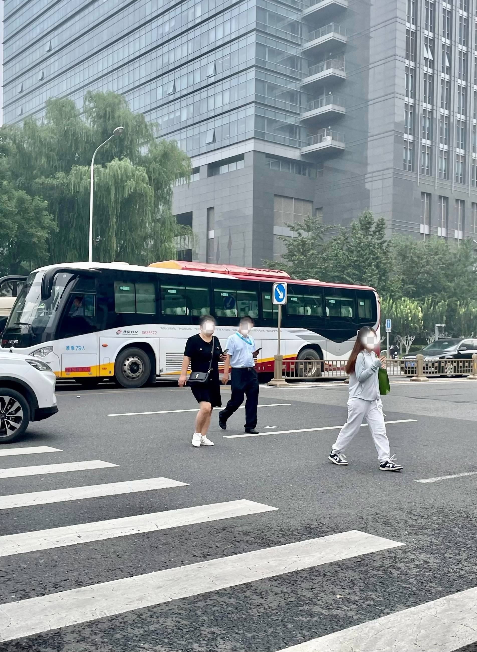 过马路、骑电动车还在看手机！北京街头有多少“低头族”？